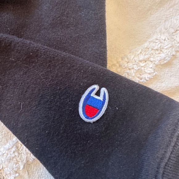 Champion Reverse Weave Crewneck in Black 🖤 - Picture 3 of 4